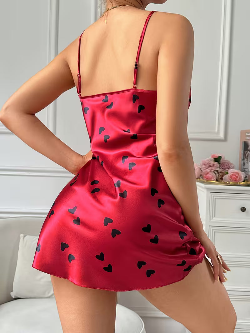 Bonito camisón rojo con pequeños corazones negros