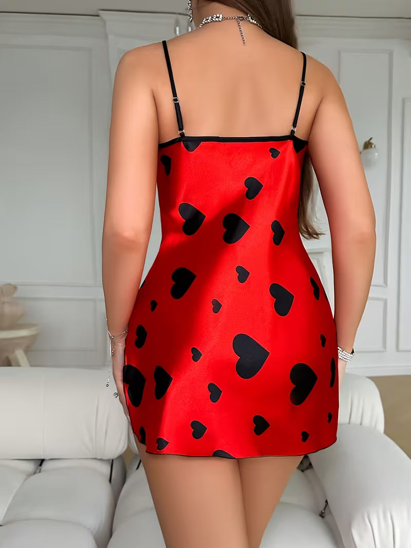 Camisón rojo con corazones negros