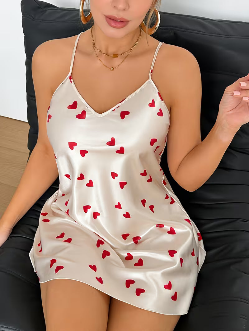 Bonito camisón blanco con pequeños corazones rojos
