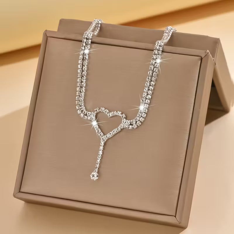 Elegante tobilleras con corazón y pequeñas piedras de cristal.