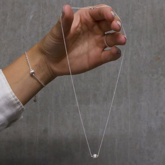 Collar de plata con pequeña bola de plata 925