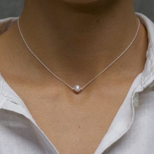Collar de plata con pequeña bola de plata 925