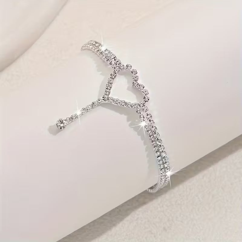Elegante tobilleras con corazón y pequeñas piedras de cristal.