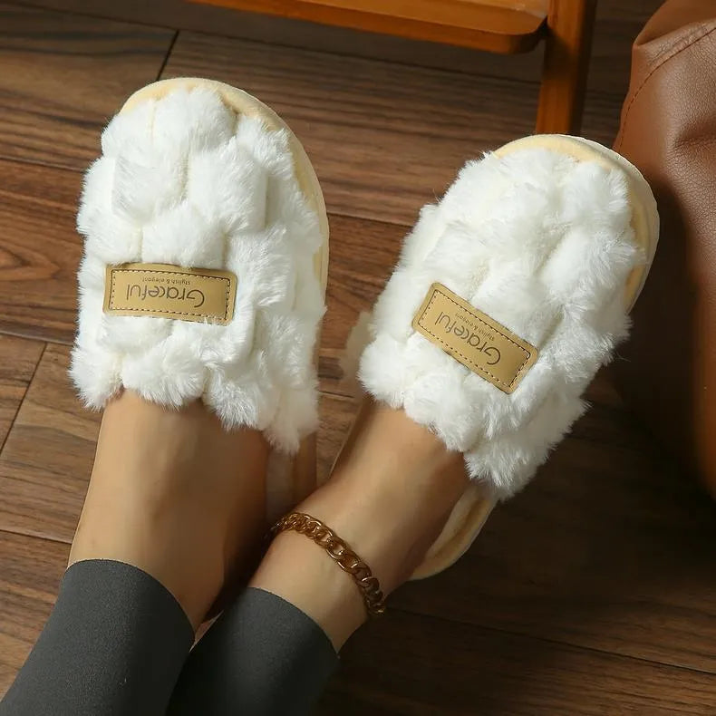 Zapatillas elegantes blancas de interior con peluche.