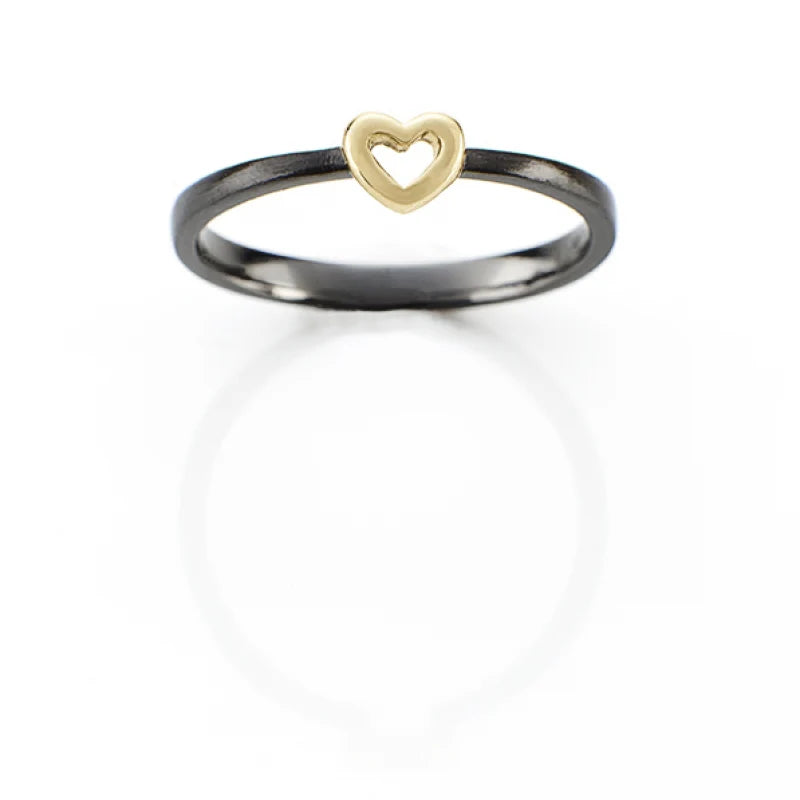 Anillo de plata entrelazado con corazón de 18 quilates
