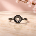 Anillo de plata con baño de rodio negro y detalles de diamantes