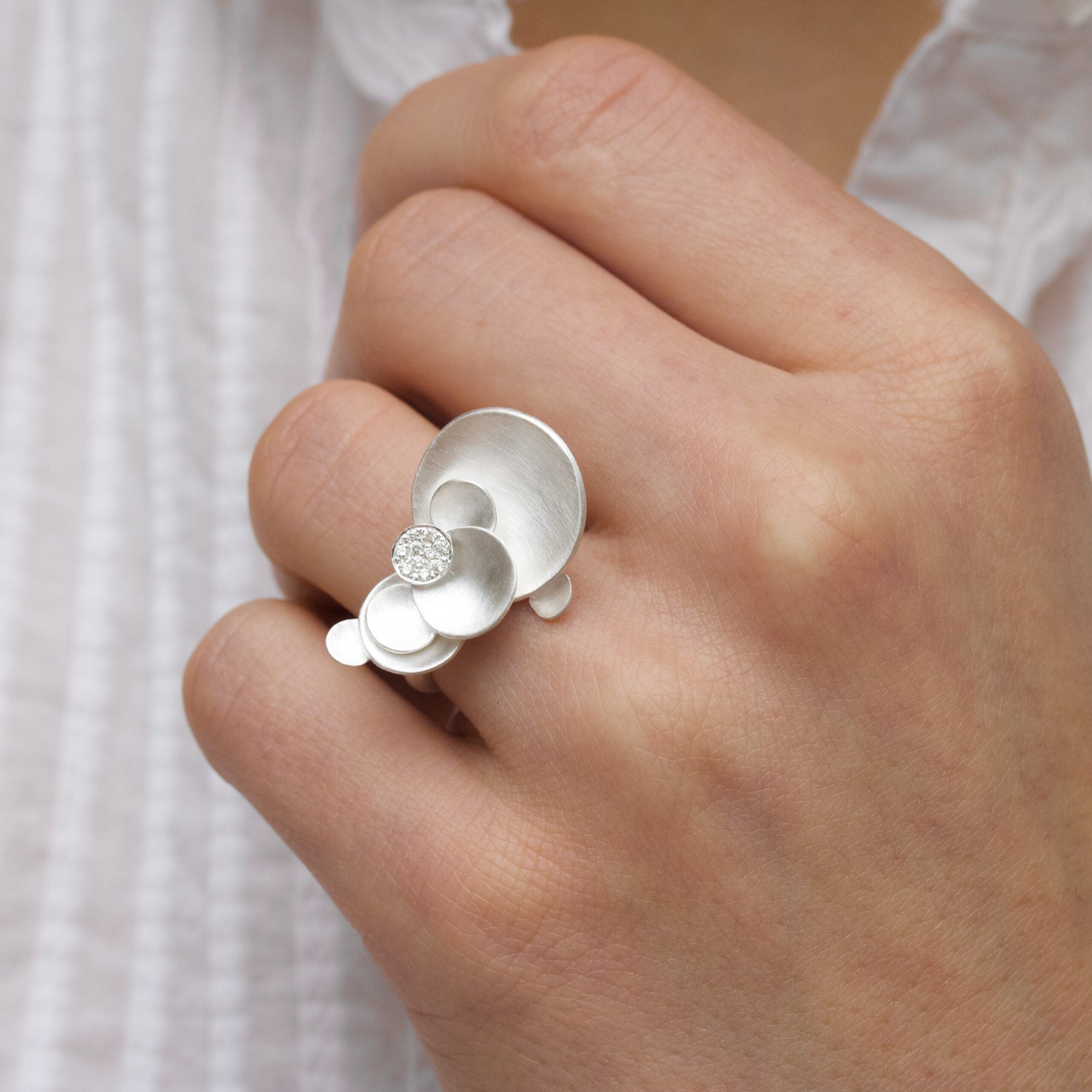 Anillo Parousia con 10 brillantes