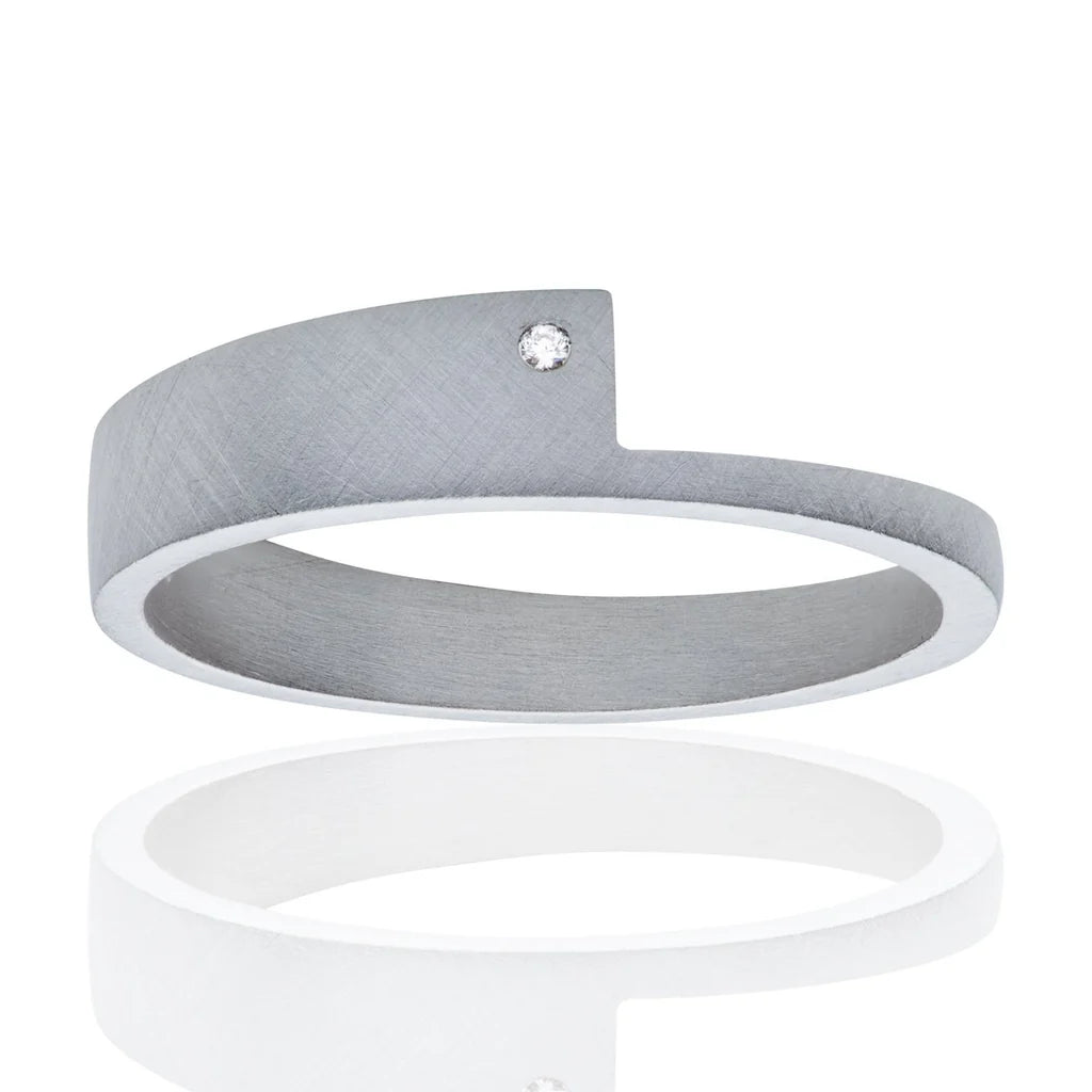 Anillos apilables surtidos de oro, plata y diamantes de Wille Jewellery.