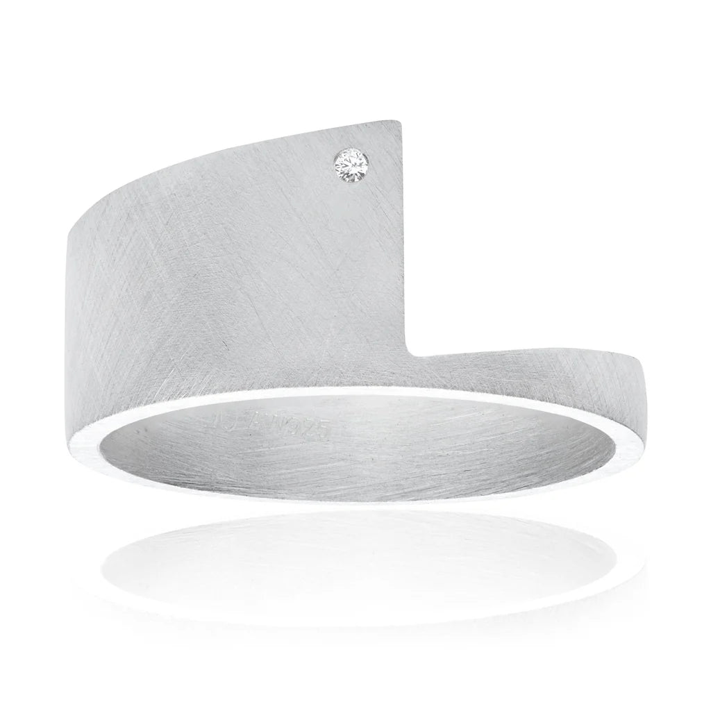 Anillos apilables surtidos de oro, plata y diamantes de Wille Jewellery.