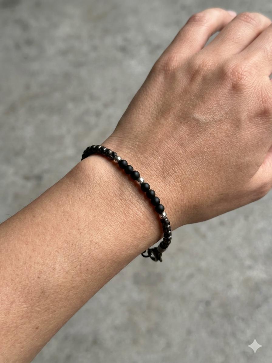 Pulsera unisex con pequeñas bolas negras