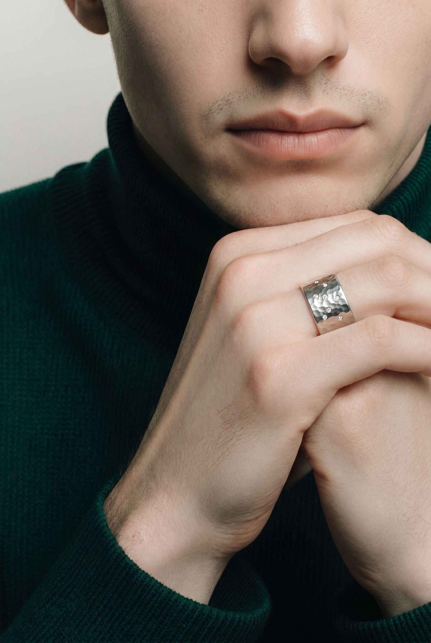 Anillo grande de caballero con 9 brillantes 0,09 ct.