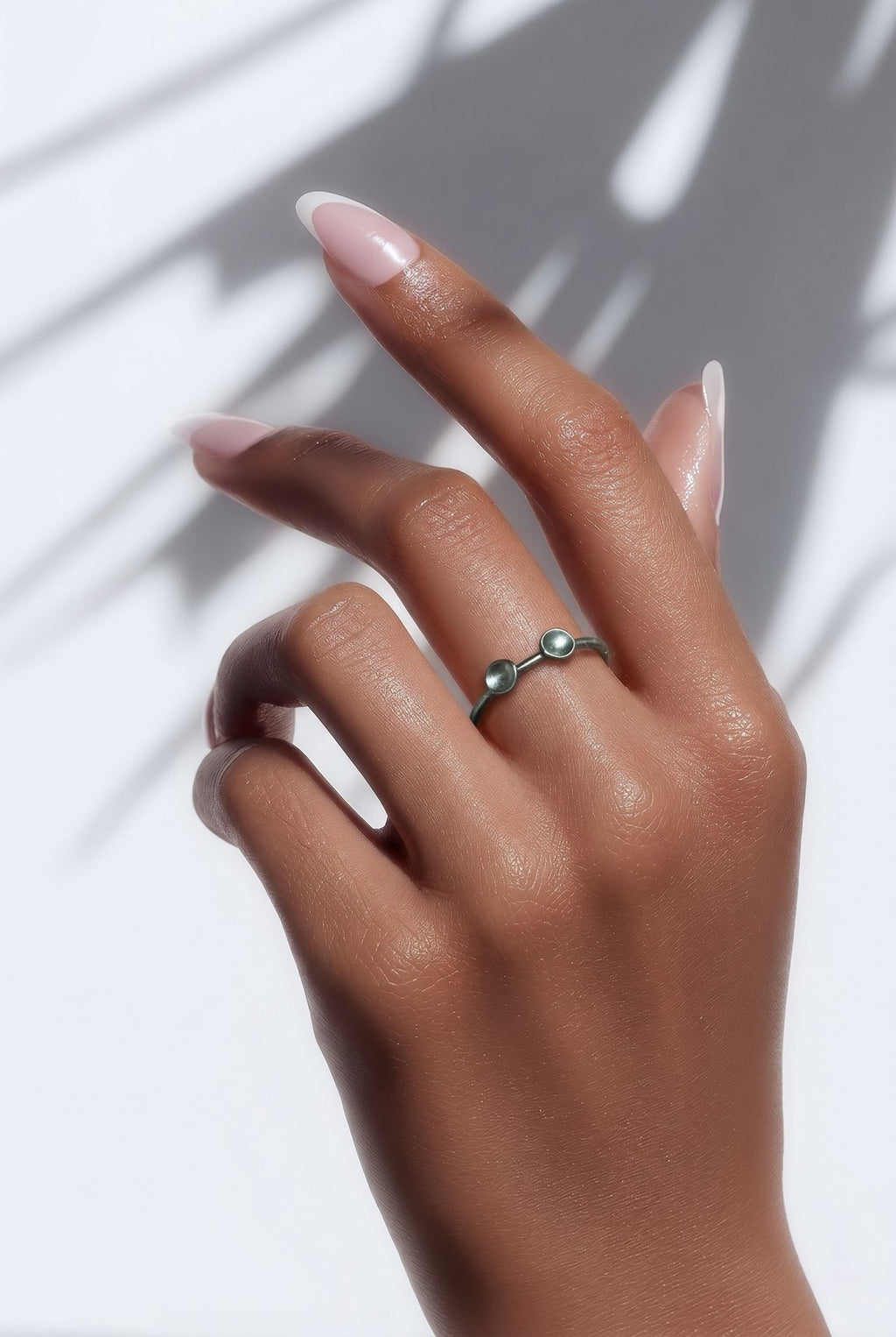 Anillo de plata Nexus de Wille Jewellery con 2 cuencos pequeños