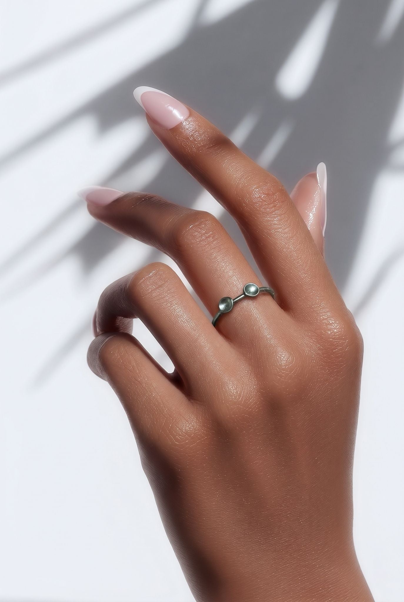 Anillo de plata Nexus de Wille Jewellery con 2 cuencos pequeños
