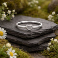 Anillo de plata mate con corazón brillante – elegancia sencilla con un toque romántico