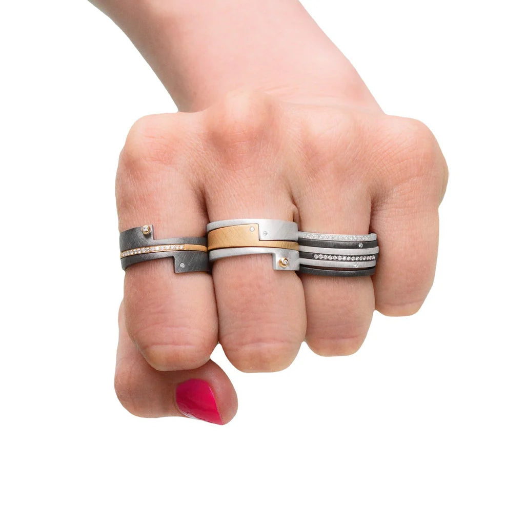 Anillos apilables surtidos de oro, plata y diamantes de Wille Jewellery.