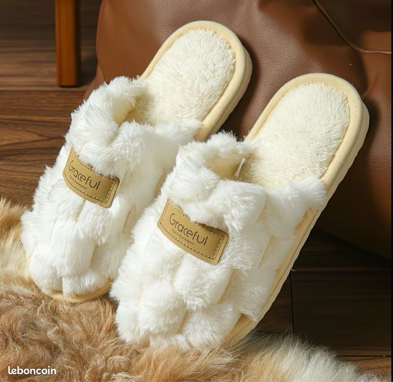 Zapatillas elegantes blancas de interior con peluche.