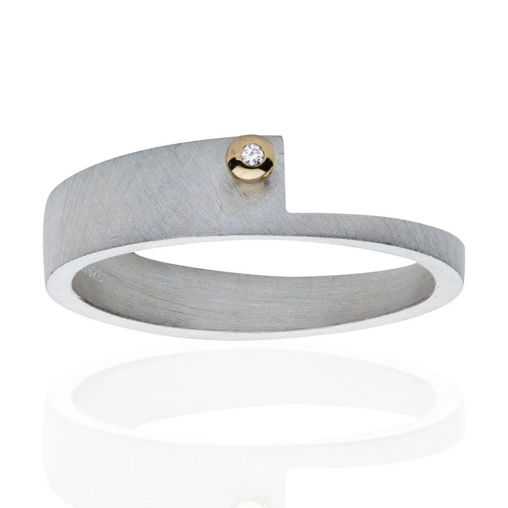Anillos apilables surtidos de oro, plata y diamantes de Wille Jewellery.